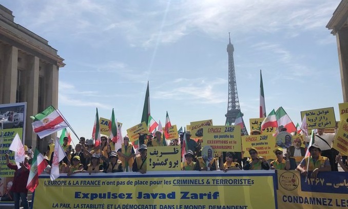 Les Iraniens se rassemblent pour protester contre la visite de Javad Zarif à Paris