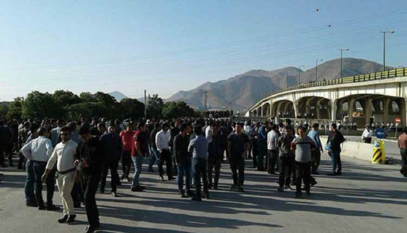 Iran : Manifestation des travailleurs d’Azarab pour la 3ième journée consécutive malgré les attaques brutales des forces répressives