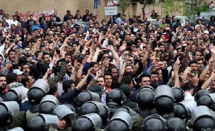 Les manifestations et les grèves se propagent en Iran; Le régime réagit par la répression