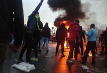 Malgré la répression brutale, le soulèvement continue en Iran pour la 3e journée, avec parmi les slogans “A bas le dictateur”, “A bas Khamenei” Malgré la répression brutale, le soulèvement continue en Iran pour la 3e journée, avec parmi les slogans “A bas le dictateur”, “A bas Khamenei”