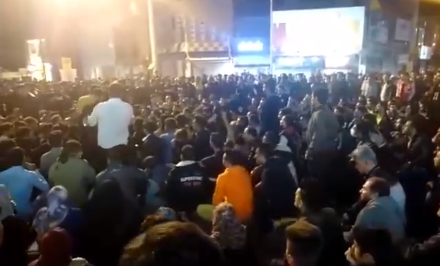 Iran : Huit jeunes insurgés tués à Behbahan, Sirjan, Karadj, Chiraz, Khorramchahr et Marivan