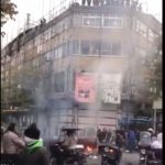 Le soulèvement s’étend à 107 villes, 61 tués répertoriés dans 10 villes, le nombre réel étant plus élevé Téhéran #Iran avenue Lalezar la foule scande ce dimanche "A bas le dictateur"