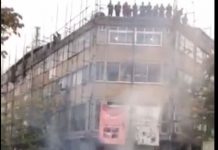 Le soulèvement s’étend à 107 villes, 61 tués répertoriés dans 10 villes, le nombre réel étant plus élevé Téhéran #Iran avenue Lalezar la foule scande ce dimanche "A bas le dictateur"