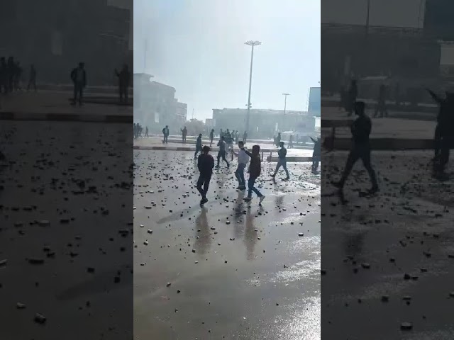 Iran-Les forces de sécurité répondent avec des gaz lacrymogènes contre les manifestants à Kermanchah