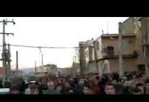 « Mort au dictateur » à Marivan, Iran lors d’un cortège funèbre pour la dernière victime du régime.