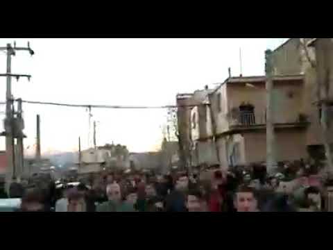 « Mort au dictateur » à Marivan, Iran lors d’un cortège funèbre pour la dernière victime du régime.