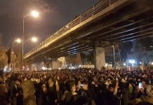 Les Téhéranais et les étudiants manifestent aux cris de « A bas la dictature religieuse » et « A bas Khamenei » Les Téhéranais et les étudiants manifestent aux cris de « A bas la dictature religieuse » et « A bas Khamenei »