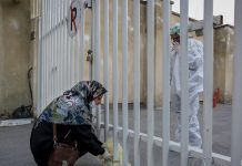 Iran : plus de 51.800 décès dus au coronavirus dans 332 villes Mother of a nurse, bringing food for her daughter at the hospital in Iran