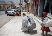 Des enfants de rue iraniens démunis et abusés par les mollahs et victimes du coronavirus