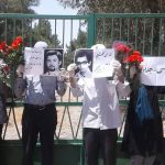 Rassemblement d’un groupe de parents de martyrs de l’OMPI au cimetière de Khavaran à Téhéran