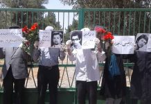 Rassemblement d’un groupe de parents de martyrs de l’OMPI au cimetière de Khavaran à Téhéran