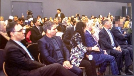 L'ancien ministre norvégien de la Pêche Per Sandberg, et l'agent du VEVAK, Bahareh Heidari (Letnes) Per Sandberg, et l'agent du MOIS, Bahareh Heidari (Letnes) lors de la cérémonie de l'ambassade du régime célébrant le nouvel an iranien de 1397