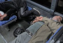 Sans abri, les démunis dorment dans des bus en Iran