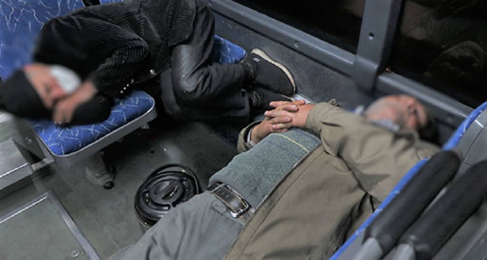 Sans abri, les démunis dorment dans des bus en Iran