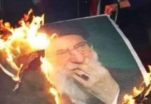 A Téhéran et dans d’autres villes d’Iran, des jeunes ont brûlé des photos de Khamenei et de Khomeiny