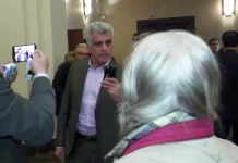 Le consul général du régime des mollahs en Suède insulte gravement la célèbre chanteuse iranienne Gisoo Shakeri