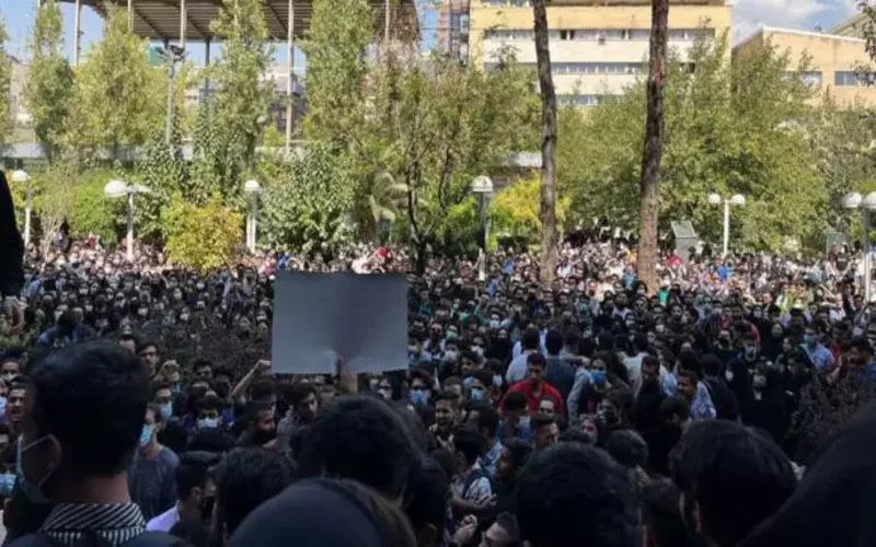 Manifestations en Iran, luttes intestines du régime et obligations du monde entier 