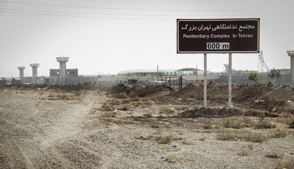 Soulèvement en Iran – N°51   Torture des manifestants à la prison du Grand Téhéran, comme à Kahrizak en 2009 •	Appel urgent à la libération des prisonniers politiques et des personnes arrêtées lors du soulèvement. •	Appel à l’envoi d’une délégation internationale inspecter les prisons en Iran  Depuis le début du soulèvement national en Iran, au moins 2000 des personnes arrêtées lors du soulèvement ont été transférées à la 6e brigade de la prison du Grand Téhéran. Beaucoup d'entre eux ont des blessures graves dues aux balles de plomb ou aux coups sévères des agents brutaux de Khamenei et ont besoin d'un traitement urgent et spécialisé. Non seulement ils ne sont pas pris en charge, mais sont soumis à la torture et des traitements inhumains et leur vie est en grave danger.  Le pénitencier du Grand Téhéran ou Fashafouyeh est l'un des plus connus et des plus grands du régime. Il s’étend sur une superficie de 110 hectares et il est située à 32 kilomètres au sud de Téhéran. Cette prison manque d'installations minimales de vie et de santé. Le régime y transfère les prisonniers politiques pour les persécuter. À son arrivée, le détenu est sévèrement battu et humilié. Les prisonniers malades y sont condamnés à une mort progressive.  La Résistance iranienne appelle une fois de plus les Nations unies, le Conseil des droits de l’homme et son Haut-Commissariat, ainsi que les défenseurs des droits humains à prendre des mesures immédiates pour libérer les prisonniers du soulèvement. Elle insiste sur l’envoi d'une délégation internationale inspecter les prisons en Iran et rencontrer les prisonniers, en particulier les prisonniers politiques.  Secrétariat du Conseil national de la Résistance iranienne  Le 12 octobre 2022