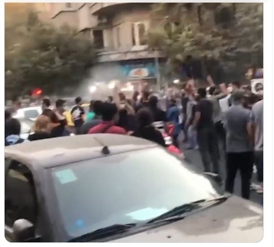 Au 23e jour du soulèvement, étudiants, élèves, femmes et jeunes manifestent dans tout l’Iran