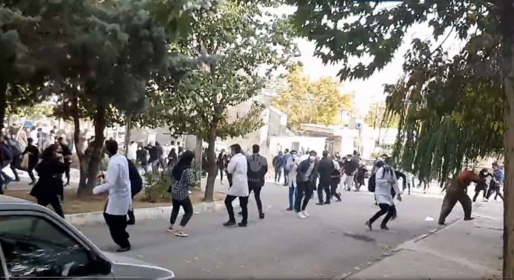 Pourquoi le régime s'en prend aux médecins au coeur d'une répression sanglante de la révolution iranienne