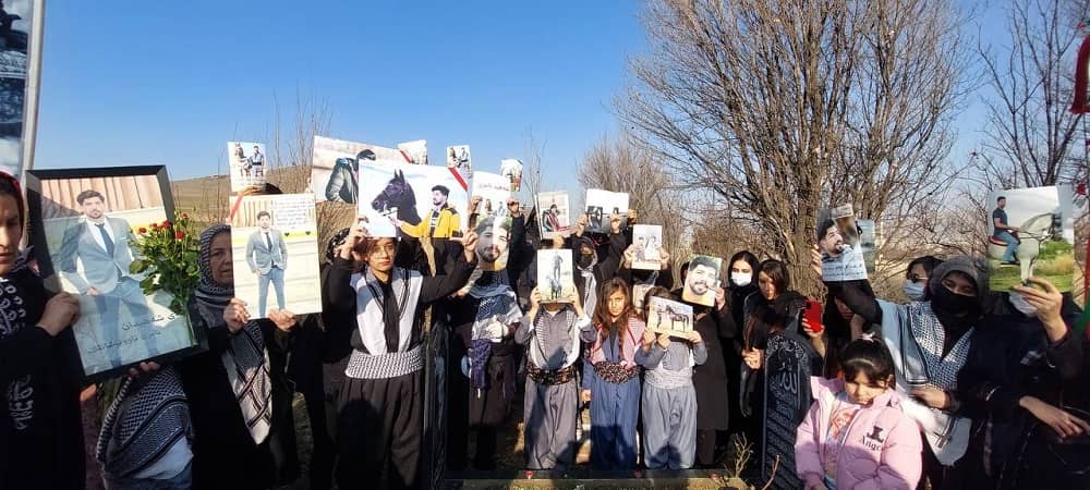 Un 104e jour du soulèvement marqué par des cérémonies de deuil, des incendies de centres répressifs et des manifestations nocturnes