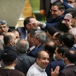 Les pouvoirs exécutif et législatif du régime à couteaux tirés au milieu de la révolution iranienne
