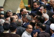 Les pouvoirs exécutif et législatif du régime à couteaux tirés au milieu de la révolution iranienne