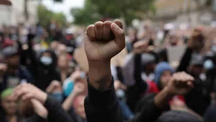 Au 84e jour de l'insurrection, hommage aux martyrs, protestation contre les commerces scellés, incendie des symboles du régime