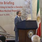 L’ambassadeur Lincoln Bloomfield participe à une réunion du Sénat pour soutenir les manifestations en Iran
