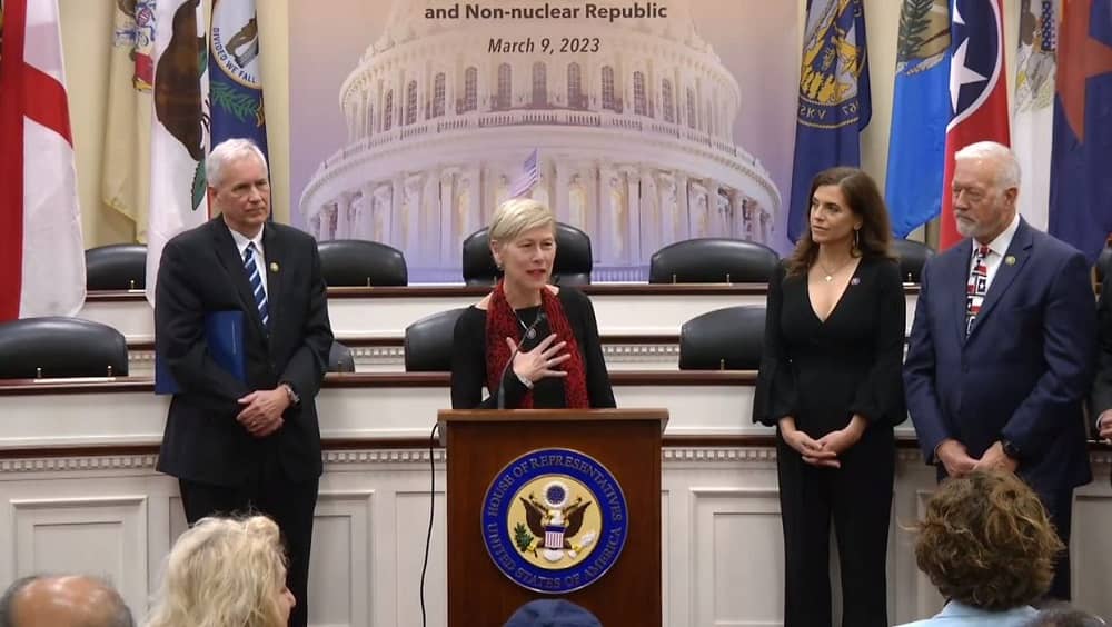 La majorité de la Chambre des représentants des États-Unis présente la résolution H.Res 100 en faveur d'un changement de politique à l'égard de l'Iran