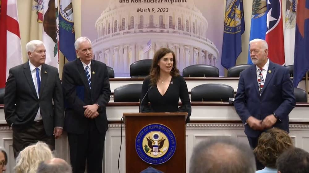 La majorité de la Chambre des représentants des États-Unis présente la résolution H.Res 100 en faveur d'un changement de politique à l'égard de l'Iran