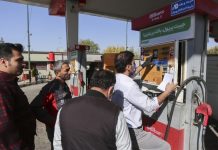 Le régime joue avec les prix de l’essence dans une société qui attend une étincelle pour exploser