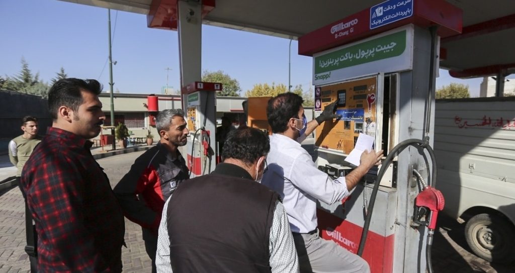 Le régime joue avec les prix de l'essence dans une société qui attend une étincelle pour exploser