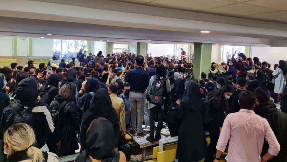Les universités iraniennes et leurs étudiants constituent une menace éternelle pour les dictateurs