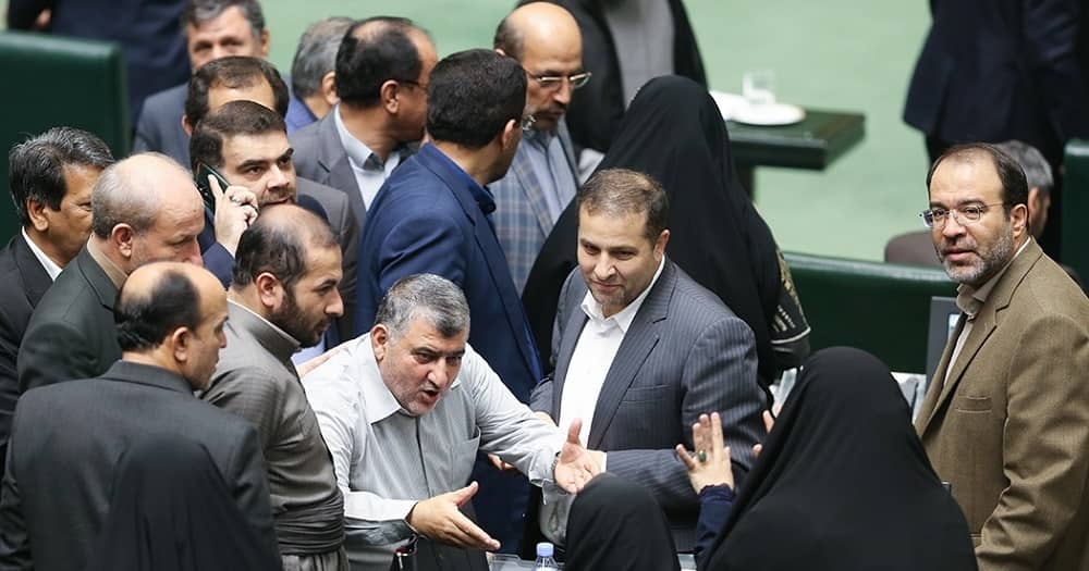 Un groupe web activiste révèle des documents et dénonce la corruption du régime iranien, la monopolisation des militaires et les échecs administratifs