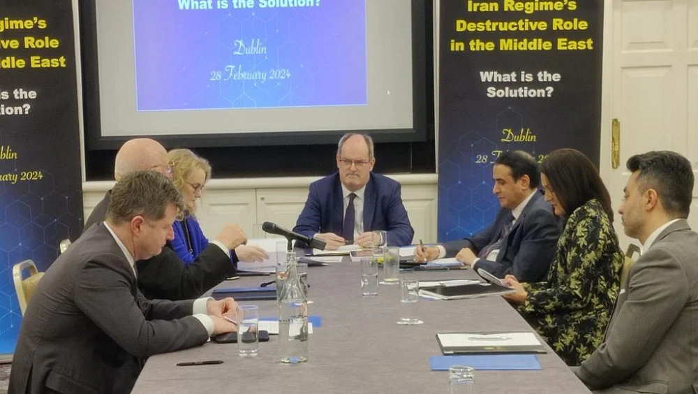 Une séance conjointe des représentants du CNRI avec les députés irlandais appelle à un Iran libre