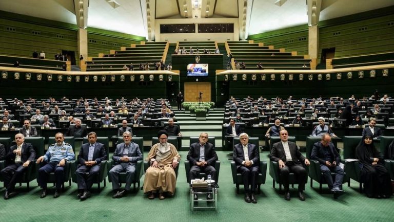Iran, gouvernement : les ministres proposés rivalisent pour prouver leur loyauté envers Khamenei