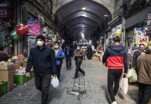 Les pressions économiques s’intensifient alors que les prix des produits de première nécessité augmentent