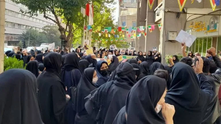 Craignant un soulèvement et son renversement, Khamenei intensifie les exécutions, avec 29 pendaisons les 9 et 13 octobre