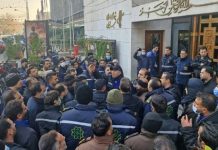 Les manifestations s’intensifient en Iran alors que les griefs économiques s’accumulent