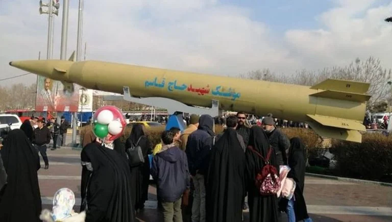 Les responsables iraniens utilisent une rhétorique audacieuse lors des rassemblements de la révolution de 1979 pour masquer une vulnérabilité sans précédent