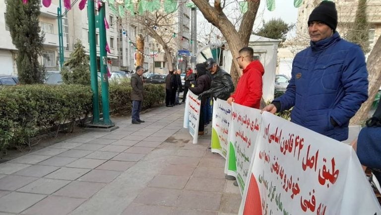 Les manifestations en Iran s'intensifient en raison de l'effondrement économique et de la controverse judiciaire