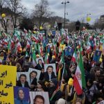 Des milliers de sympathisants du CNRI à Paris pour commémorer la révolution de 1979 en Iran