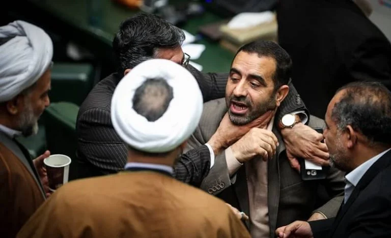 Les fractures du régime iranien et la crainte d'un renversement imminent