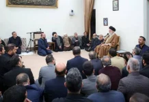 Iran : Khamenei met en garde contre les doutes internes ; crises nucléaires