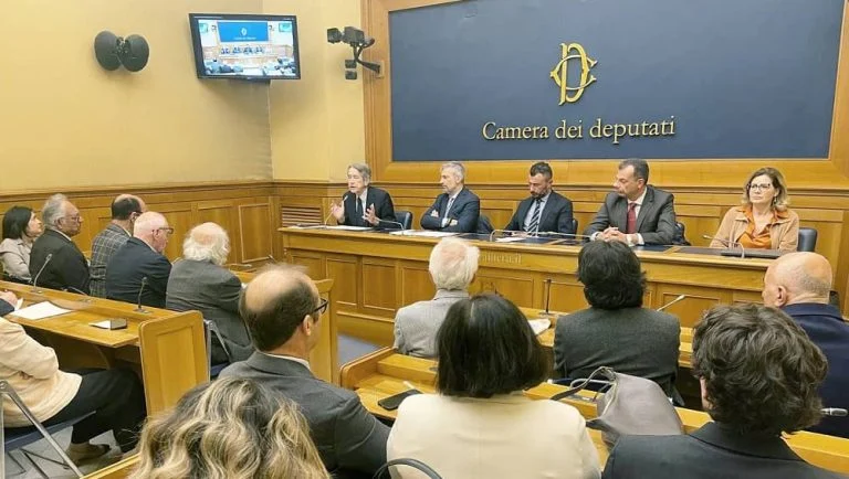 Des députés italiens se joignent à Maryam Radjavi pour appeler à une action audacieuse de l'UE contre le régime iranien