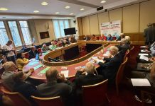 Des parlementaires britanniques défendent la « troisième option » pour l’Iran, rejetant la guerre et la politique de complaisance