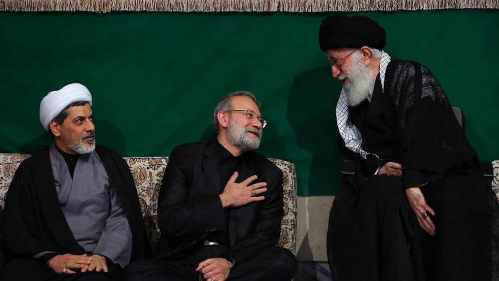 La reconduction d'Ali Larijani marque le repli tactique de Khamenei face à l'aggravation de la crise du régime en Iran