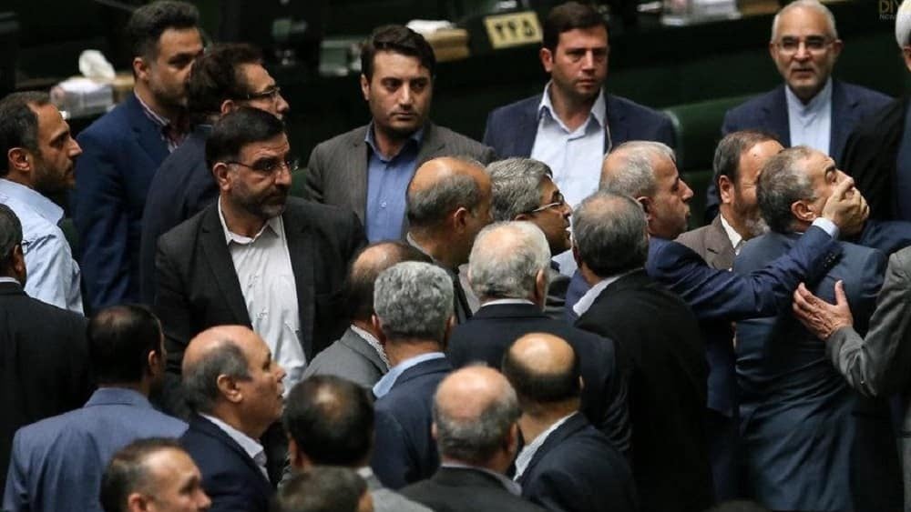 L'Iran confronté à des luttes de pouvoir exacerbées par le retour en force des sanctions de l'ONU