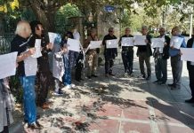 Retraités et infirmières iraniens manifestent contre la corruption du gouvernement et les entreprises liées à l’État